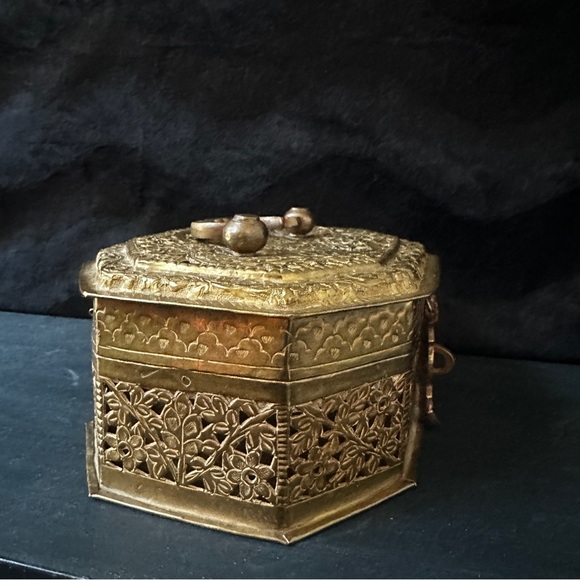 Antique Brass Mughal Jali Cricket Box - Picture 5 of 14